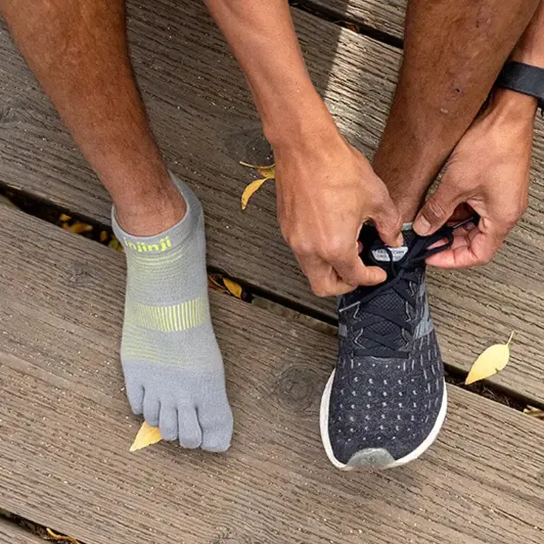 Injinji Mens Run Lightweight No Show Toe Socks - Neon Silver